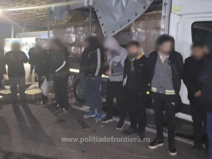 14 cetățeni sirieni, depistați ascunși într-o autoutilitară, în Nădlac II