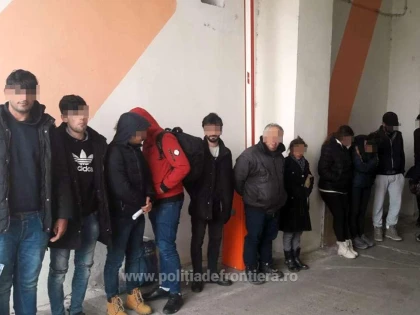 14 cetățeni străini, depistaţi în mai multe autoturisme, în apropierea frontierei