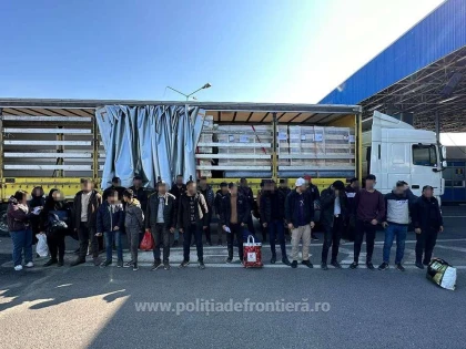 143 de cetăţeni străini opriţi la PTF Nădlac II si PTF Borş. Într-un singur TIR au fost descoperite ascunse 64 de persoane