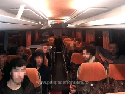 15 străini ascunși în locașuri special amenajate ale unor mijloace de transport, depistați la frontiera cu Ungaria