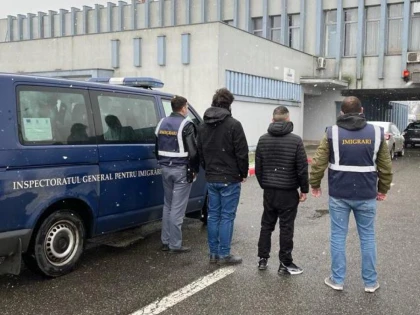 16 cetățeni afgani, îndepărtați sub escortă de polițiștii arădeni