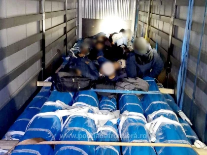 16 cetățeni din Bangladesh au fost descoperiți într-un TIR, la Nădlac