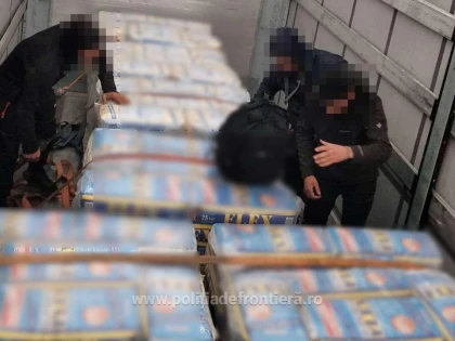 16 migranţi din Afganistan şi Iran, prinşi ascunşi în cinci TIR-uri, la Nădlac II
