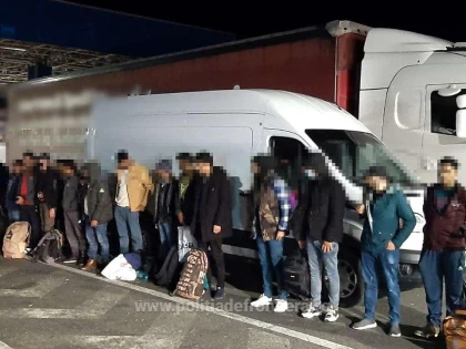 16 persoane din Nepal şi Pakistan, depistate într-o autoutilitară la Nădlac
