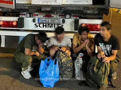 16 refugiați au vrut să treacă frontiera, ilegal, în Ungaria. 12 s-au ascuns în portbagajele unor autoturisme