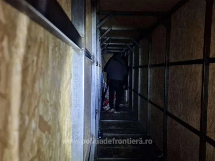 17 refugiați au încercat să treacă ilegal frontiera, ascunși într-un TIR