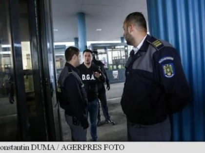 18 POLIȚIȘTI DE LA MORAVIȚA, REȚINUȚI DE PROCURORI