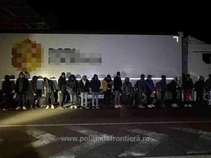 18 refugiați au încercat să treacă ilegal frontiera în Ungaria, ascunşi într-un TIR