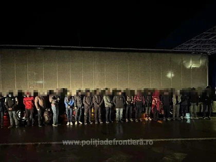 19 cetățeni străini au încercat să ajungă în Spaţiul Schengen, ascunși într-un TIR