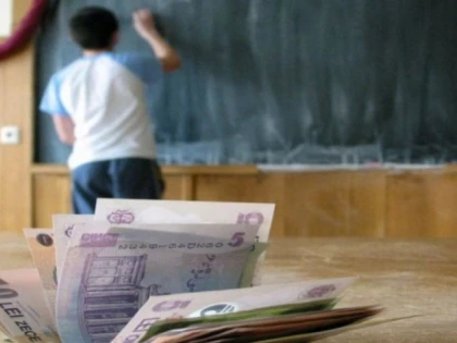 19 elevi arădeni cu mediile 1 și 2 primesc bursă de merit