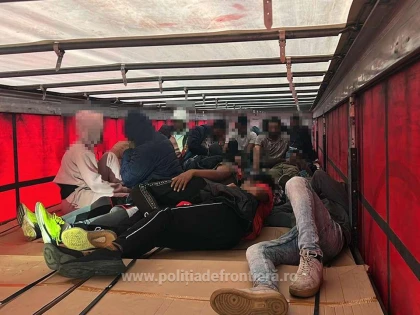 19 refugiați au fost găsiți într-un TIR cu piese auto, la Nădlac II