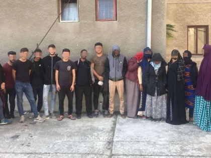 19 refugiați au încercat să iasă din România, ascunși în cutii de carton