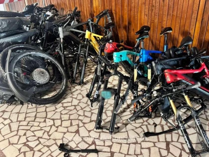 20 de biciclete și o trotinetă electrică, estimate la 475.000 de lei, descoperite de polițiștii de frontieră la Nădlac