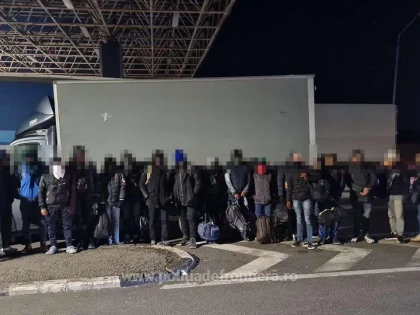 20 de cetățeni străini care intenţionau să treacă ilegal frontiera, găsiţi ascunşi într-o autoutilitară, la Nădlac