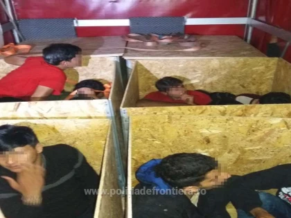 20 de migranți, descoperiți ascunşi într-un automarfar în vama Nădlac
