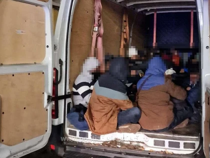20 de persoane din Bangladesh și Siria, depistate ascunse într-un microbuz, la PTF Nădlac