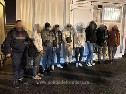 20 de refugiați, găsiţi ascunşi într-un locaș special amenajat dintr-o autoutilitară, la Nădlac II