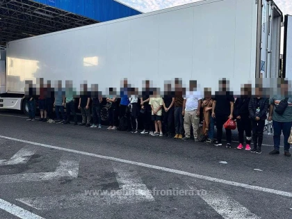 21 de sirieni, depistaţi într-un automarfar care transporta mobilă, la PTF Nădlac II