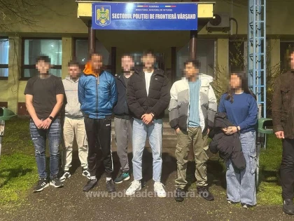 22 de cetățeni străini au fost descoperiți ascunși în TIR-uri și autoturisme, în apropiere de Nădlac și Vărșand
