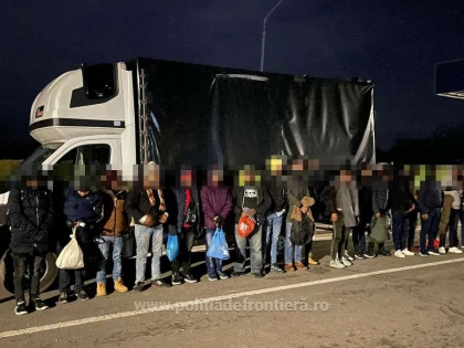 22 de cetăţeni străini, depistați ascunși în două TIR-uri la Nădlac II