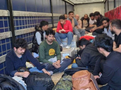 22 de cetăţeni străini, depistați ascunși în două TIR-uri la PTF Vărșand