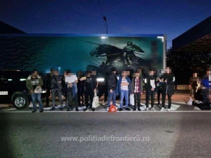 23 de cetățeni străini au fost descoperiți într-un automarfar, la Nădlac