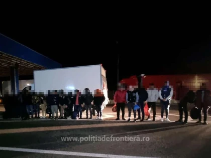 23 de refugiați au fost descoperiţi într-o autoutilitară, la Nădlac II