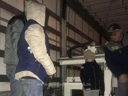 24 de cetățeni străini ascunși într-un automarfar, depistaţi de poliţiştii de frontieră