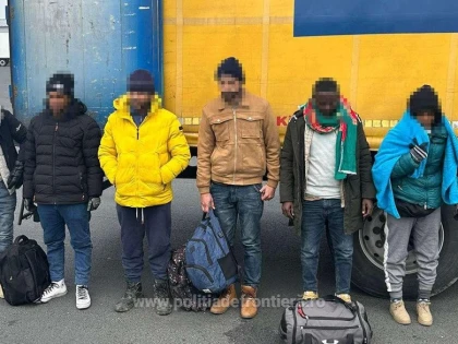 24 de cetăţeni străini, depistați ascunși în două TIR-uri la Nădlac II