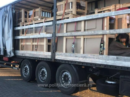 24 de cetățeni străini, depistați în două mijloace de transport de polițiștii de frontieră arădeni