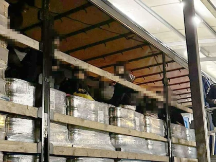 25 de refugiați au fost descoperiți într-un TIR cu alimente, la Nădlac II