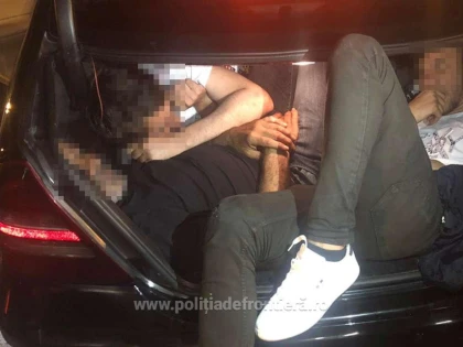 25 de refugiați au fost găsiți ascunşi în autovehicule, la vama Nădlac II