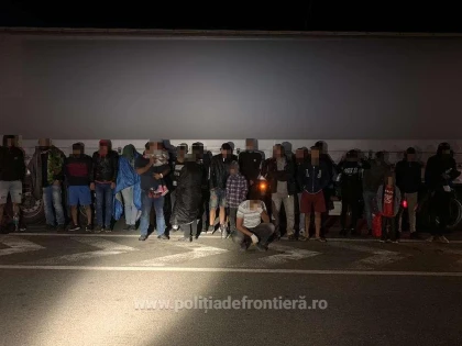 25 de refugiați au fost găsiți într-un automarfar încărcat cu piese auto, în vama Nădlac