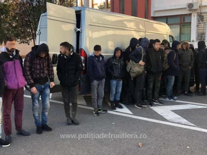 27 de refugiați au fost descoperiți într-un microbuz, la Nădlac