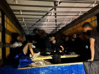 28 de cetăţeni străini, găsiți în două TIR-uri la frontiera cu Ungaria