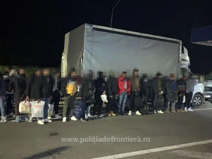 28 de refugiați, depistaţi într-o autoutilitară. Intenţionau să treacă fraudulos frontiera în Ungaria