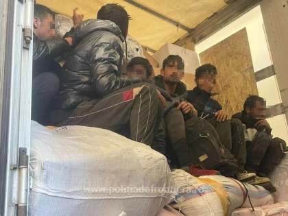 29 de cetăţeni străini, depistați ascunși  în diferite mijloace de transport
