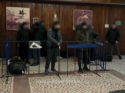 29 de refugiați au încercat să treacă în Ungari ascunși într-un TIR cu mobilă