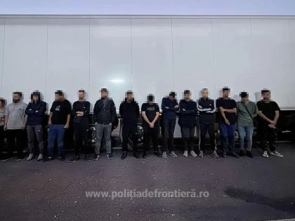 30 de cetățeni străini ascunși printre pepeni și mobilier, depistați de polițiștii de frontieră arădeni