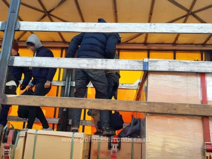 32 de cetăţeni străini au încercat să treacă vama Nădlac ascunși în TIR-uri