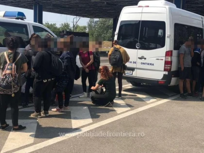 33 de irakieni au încercat să treacă ilegal frontiera, ascunse într-un automarfar