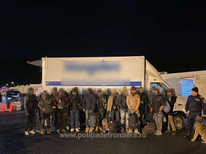 33 de migranți ascunși în două autoutilitare, depistați la P.T.F. Nădlac și Nădlac II