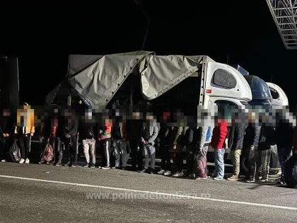 34 de cetăţeni străini, depistați ascunși în mijloace de transport la Nădlac II