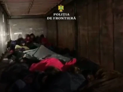 34 de migranți, ascunși printre cutii cu vopsea într-un automarfar, depistaţi în vama Nădlac