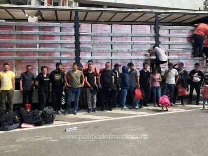 34 de persoane ascunse într-un automarfar, prinse în Vama Nădlac