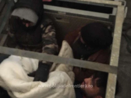 35 de cetățeni străini care intenţionau să ajungă ilegal în Spaţiul Schengen, găsiţi ascunşi într-un TIR cu mobilă