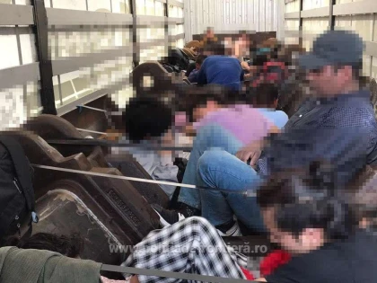 36 de refugiați, depistați ascunși într-un TIR, la Nădlac