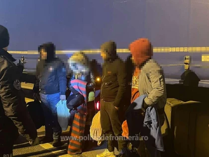 37 de refugiați, depistați ascunşi într-o autoutilitară și un ansamblu rutier la Nădlac II