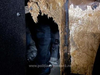 38 de migranţi, ascunşi într-un TIR şi două autoutilitare, depistaţi de poliţiştii de frontieră arădeni