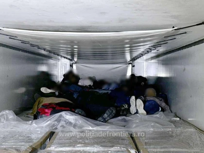 38 de refugiați, depistați ascunși în două TIR-uri la P.T.F. Nădlac